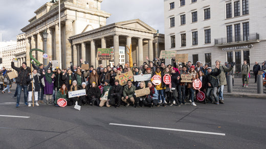 “Meine Stadt hat Fieber, sie tropft und klebt, (...) wir ham's verzockt, verbockt, der Doktor kommt zu spät!”