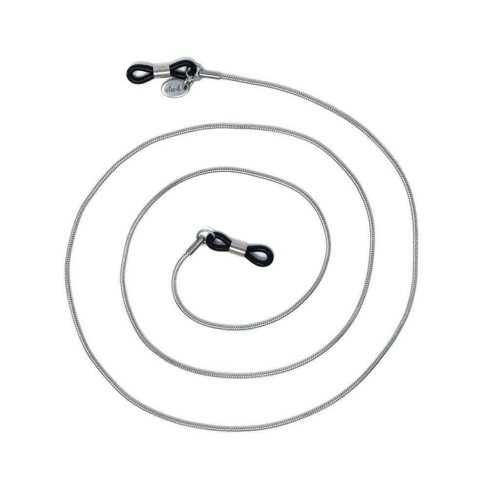 Die Java Brillenkette von Soleash ist eine elegante, gewundene Halskette aus langlebigem Edelstahl mit kleinen schwarzen Akzenten an beiden Enden, die jedes Ensemble aufwerten.