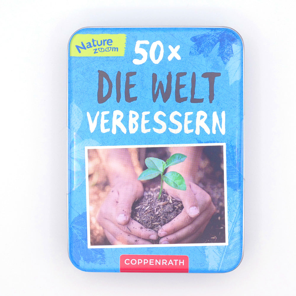 Coppenraths „50x Die Welt verbessern“ ist eine blaue Blechdose mit einem Bild von Händen, die einen Setzling halten, als Symbol für Umweltschutz und Nachhaltigkeit. Dieses entzückende Andenken fördert positive Veränderungen und Gerechtigkeit durch kleine Taten.