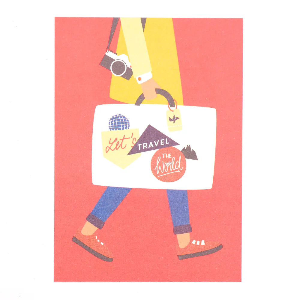 Illustration einer Person, die mit einer Kamera und einem Koffer mit der Aufschrift „Let’s Travel the World“ vor einem roten Hintergrund spazieren geht, perfekt für Ihre Roadtyping 3er Set Postkarten-Sammlung, und weckt Abenteuergeist.