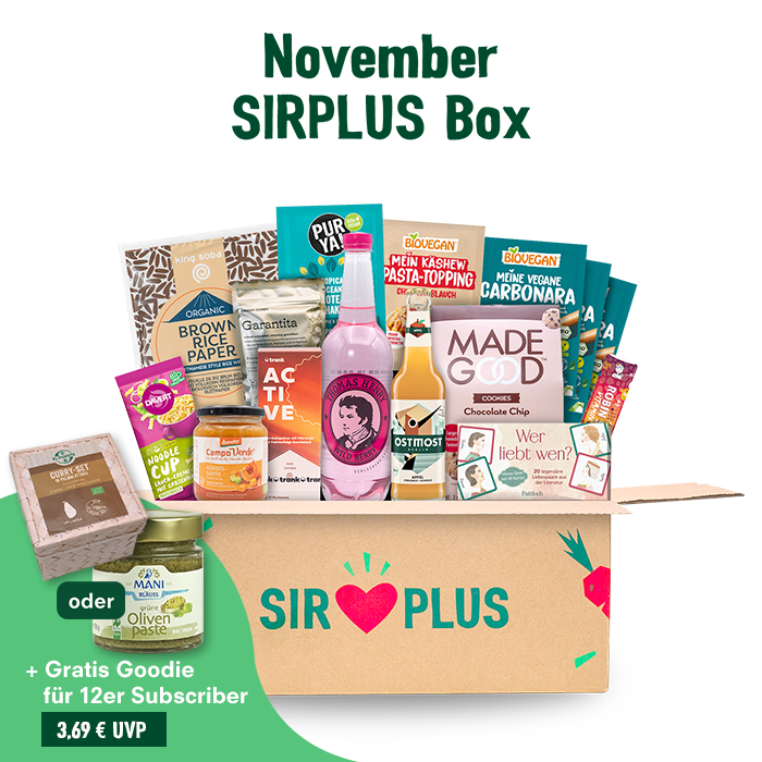 Eine Box mit der Aufschrift „SIRPLUS Box: Der Bestseller“ von SIRPLUS ist vollgepackt mit verschiedenen Lebensmitteln und einer rosa Flasche und verspricht die Freude, gerettete Lebensmittel zu entdecken. Der Text „November SIRPLUS Box“ betont eine Mischung aus Nachhaltigkeit und Überraschung.