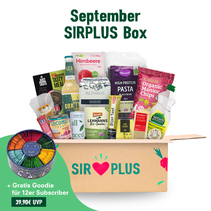 Entdecken Sie die SIRPLUS Box: Der Bestseller, ein Abonnement von SIRPLUS mit verschiedenen veganen Produkten und einem bunten Bleistiftset als Bonus, allesamt mit Schwerpunkt auf geretteten Lebensmitteln zur Unterstützung von Nachhaltigkeitsbemühungen.