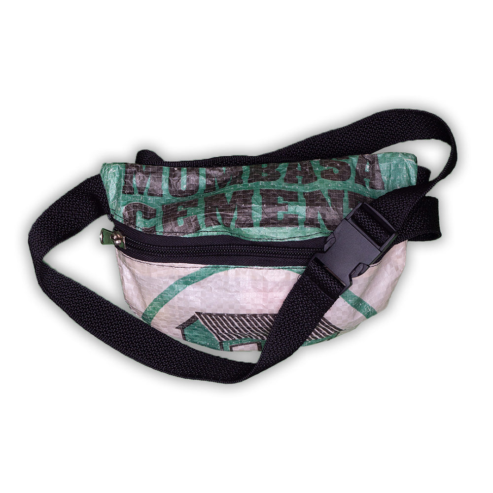 Die Bauchtasche von NYUZI BLACKWHITE ist eine Upcycling-Gürteltasche aus einem Zementsack mit eleganten schwarzen Riemen und einer stabilen Schnalle.