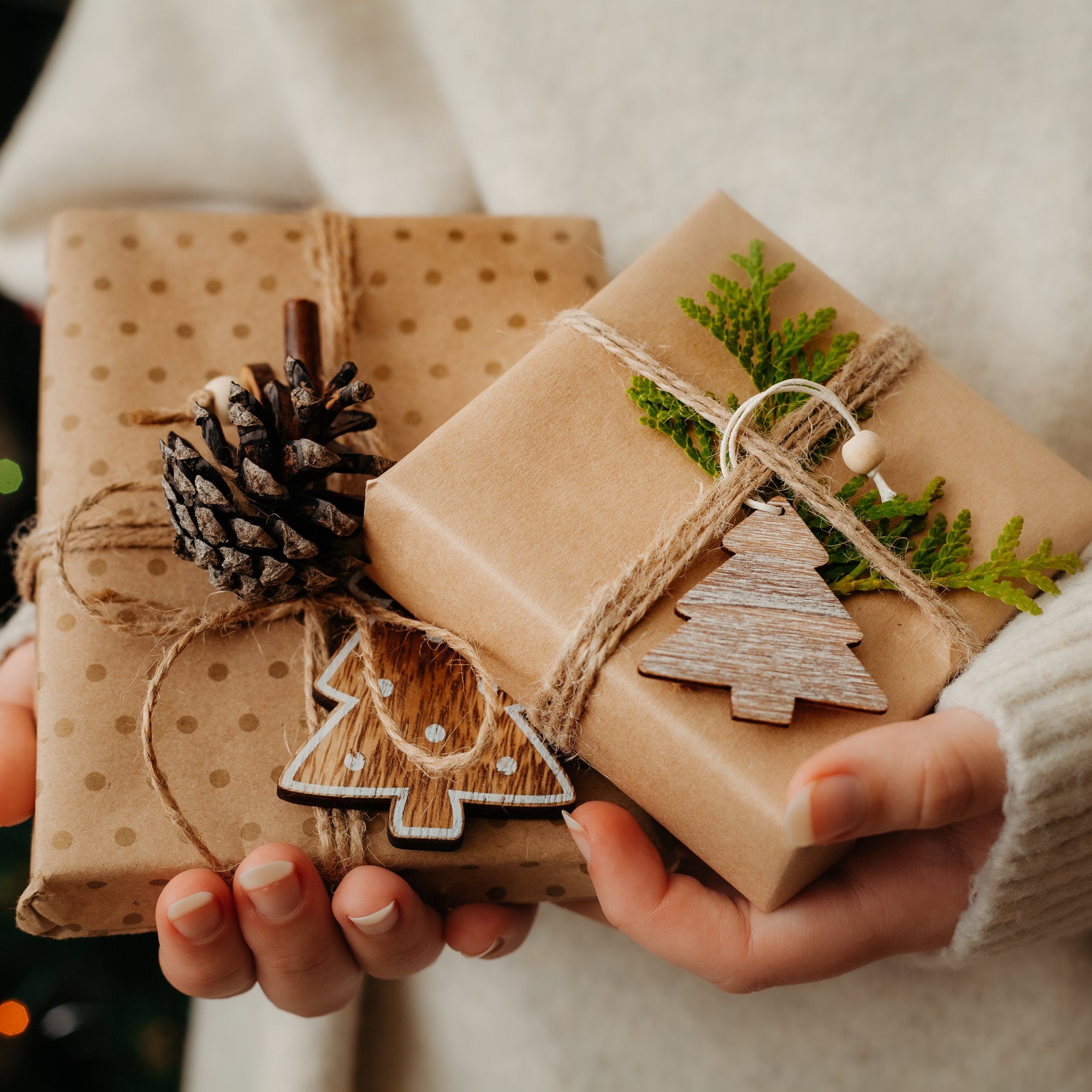 Frau hält Geschenke