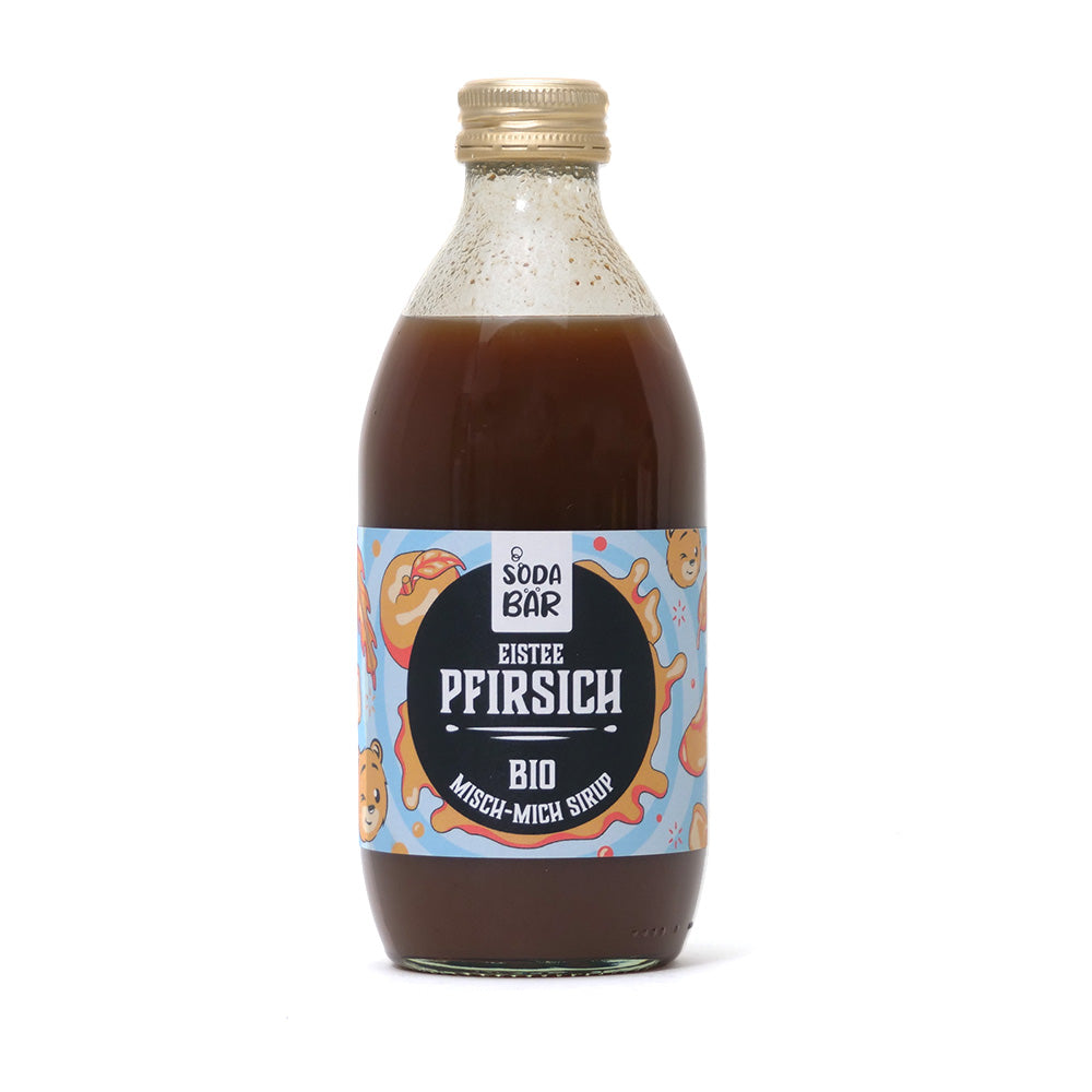 Sodabär Sirup Pfirsich Eistee von Sodabär ist in einer Glasflasche mit illustriertem Etikett mit Pfirsichmotiv erhältlich. Dieses BIO Zutaten Eistee-Konzentrat ist vegan und bietet eine erfrischende und verantwortungsvolle Option für jeden Geschmack.