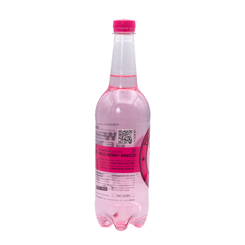 Eine große rosa Flasche des Sprudelwassers „Wild Berry“ von Thomas Henry besticht durch einen leuchtend roten Verschluss und ein rotes Etikett und ist mit einem reichen Beerenaroma aus natürlichen Zutaten versehen.