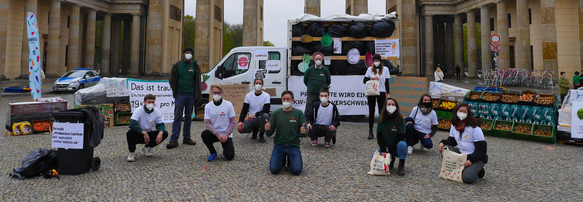 Tag der Lebensmittelverschwendung: Ein LKW und gerettete Kartoffeln vor dem Brandenburger Tor