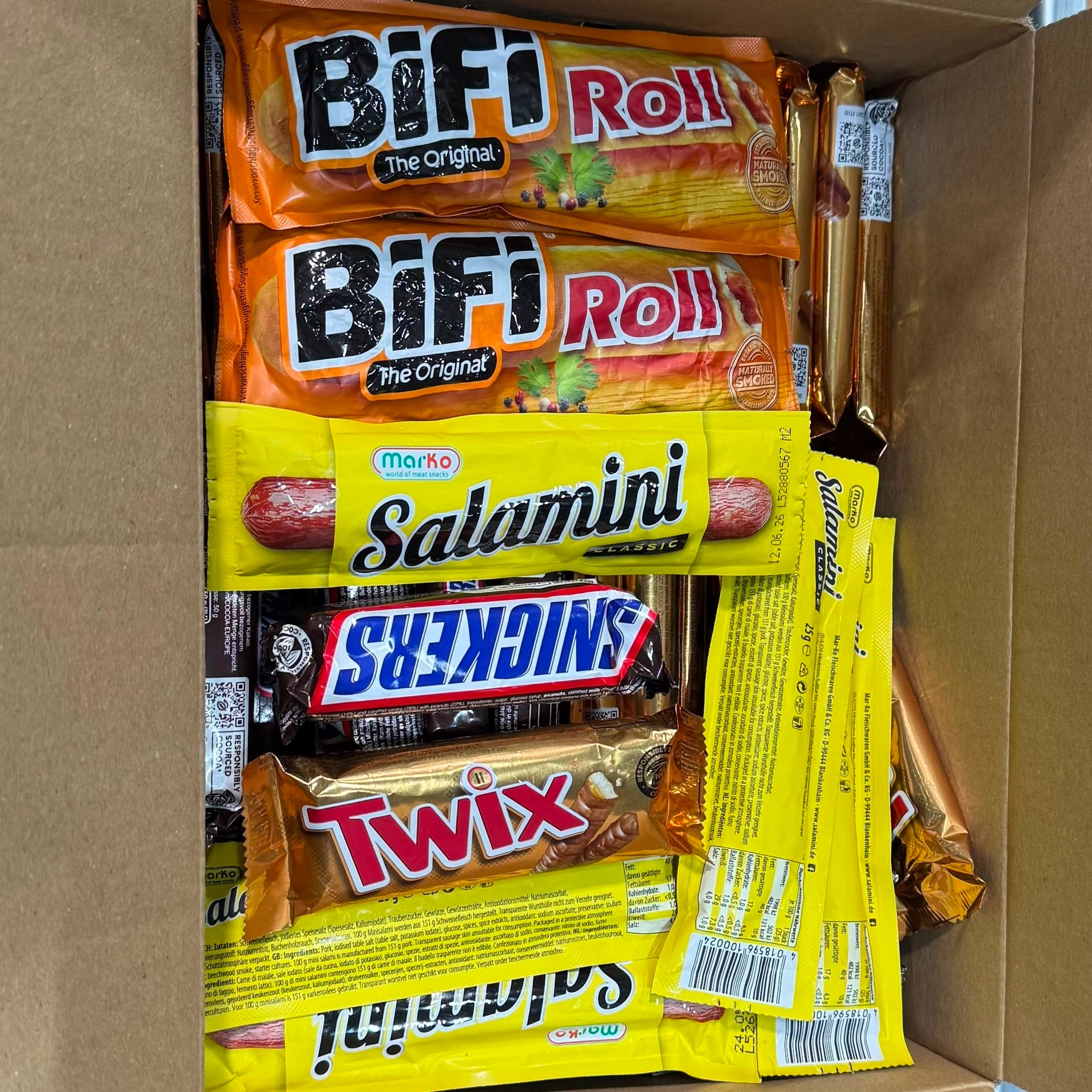 Snack Mix Box: Twix - Snickers - BiFi - Salamini - mit Schweinefleisch, 50x insgesamt - Über MHD