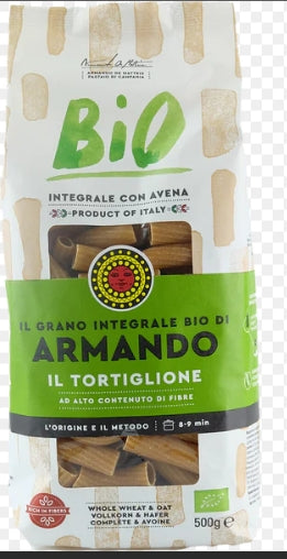 Das Bild zeigt eine Packung Bio-Tortiglioni der Marke Armando.
Oben ist der Schriftzug „BIO“ in großen grünen Buchstaben
Direkt darunter steht „Integrale con Avena“, was bedeutet, dass die Nudeln aus Vollkornweizen und Hafer bestehen.
Das Logo der Marke „Armando“ befindet sich auf einem grünen Banner in der Mitte der Verpackung.
In der Mitte der Verpackung gibt es ein Sichtfenster, durch das die dunkleren, Vollkorn-Tortiglioni zu sehen sind.
Ein kleiner roter Kreis unten links zeigt ein Bio-Siegel.