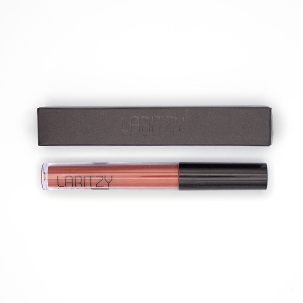 Der Laritzy Liquid Lipstick in Pastellbraun mit einer Tube mit schwarzer Kappe neben der passenden rechteckigen Box auf weißem Hintergrund bietet langanhaltende Deckkraft.