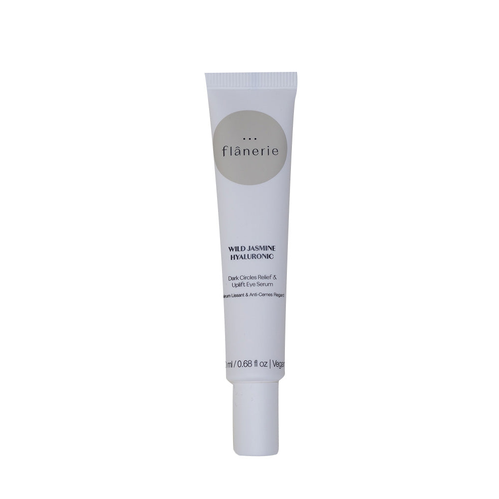 Tube der flânerie Brightening Eye Cream auf weißem Hintergrund. Angereichert mit Hyaluronsäure erfrischt diese Augencreme Ihre Augen und lindert Augenringe.