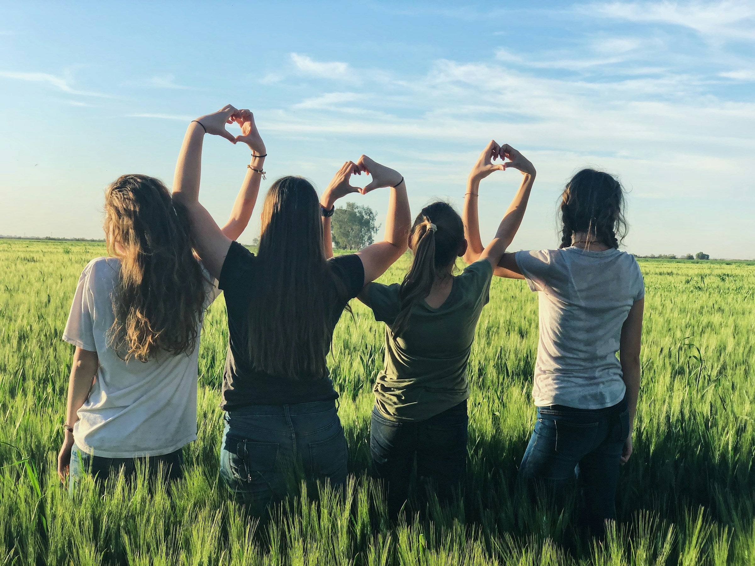 Frauen in Natur Herz Geste