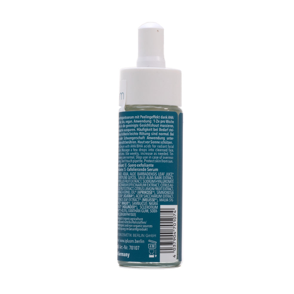 Die Flasche des AHA/BHA-Serums von i+m Naturkosmetik verfügt über eine weiße Tropfkappe, ein blaues Etikett mit strahlend weißem Text und eine Zutatenliste mit natürlichen Inhaltsstoffen für alle, die von den Vorteilen des Serums profitieren möchten.
